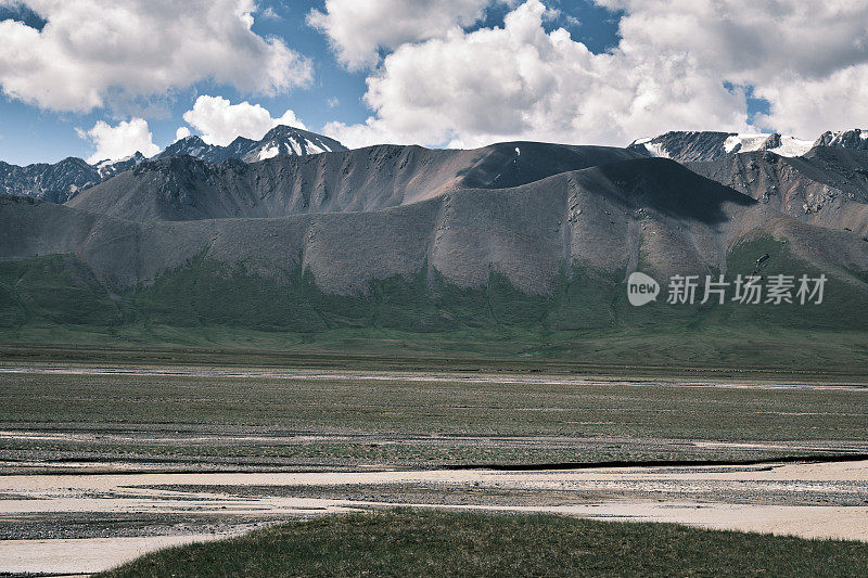 卡拉赛河在山区的河床