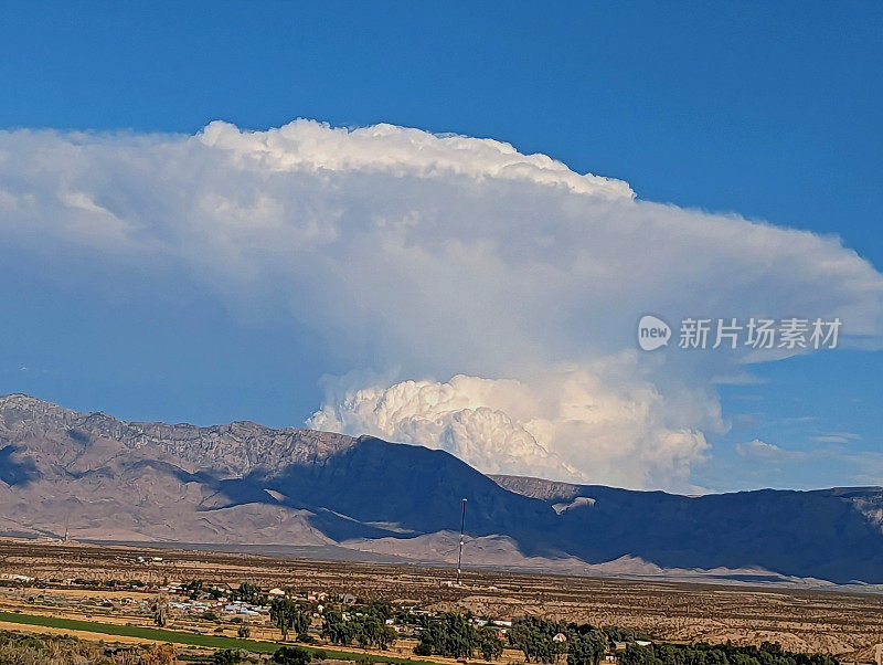 雷雨云在内华达梅斯基特上空形成