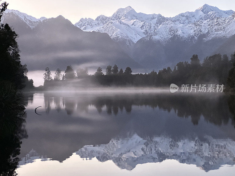 新西兰马西森湖的黎明前