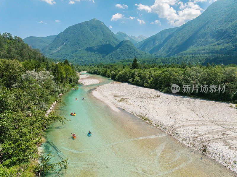 野生河流上的皮划艇者鸟瞰图