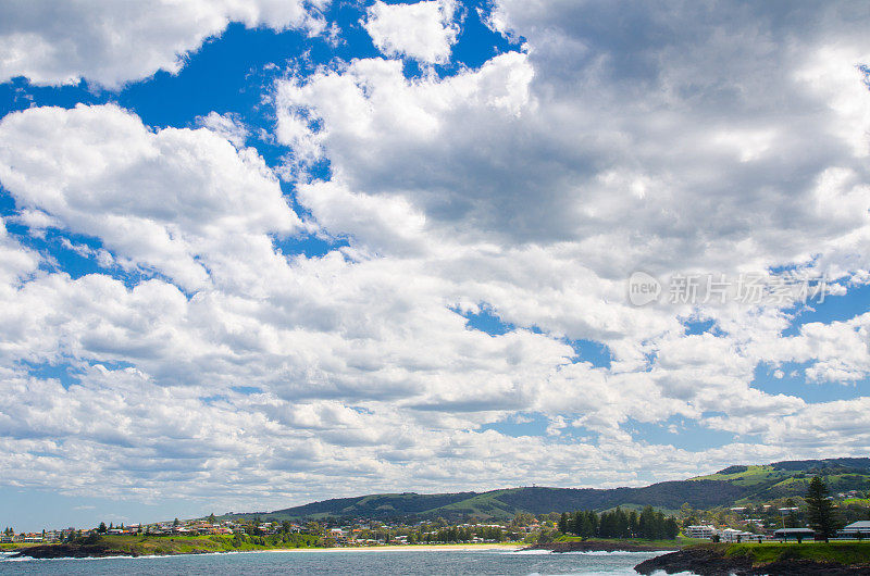 美丽的多云天空在绿色的城市山上的Kiama，新南威尔士州，澳大利亚。