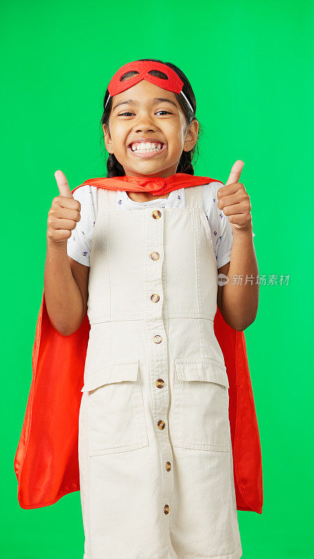 小女孩，超级英雄，在绿屏上为电影背景下的成功竖起大拇指。快乐可爱的孩子或孩子在英雄角色扮演中的肖像，在模型上展示拇指表情符号，是标志或喜欢