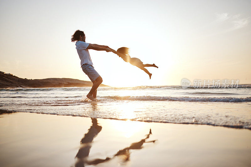 父亲，旋转女孩的孩子和沙滩上的游戏，手牵着手或日落的海浪粘合在一起。爸爸，女孩子和秋千为爱，照顾或玩海边，剪影或家庭度假在夏天