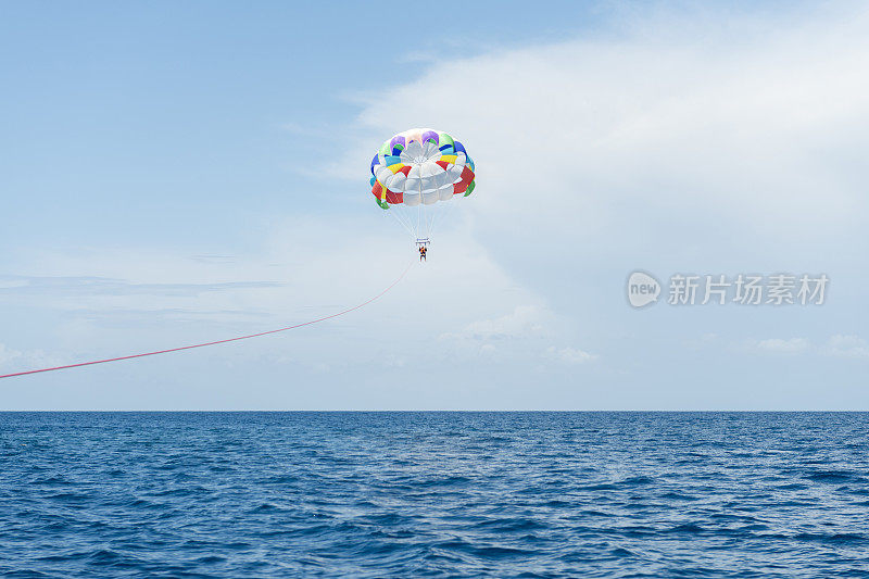 休闲船和风筝冲浪附近的波多黎各Mogán海岸，大加那利岛