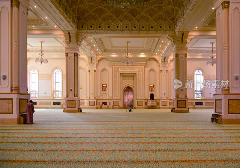 苏丹卡布斯清真寺-装饰华丽的主祈祷大厅，中间是齐布拉，阿曼佐法尔省塞拉莱