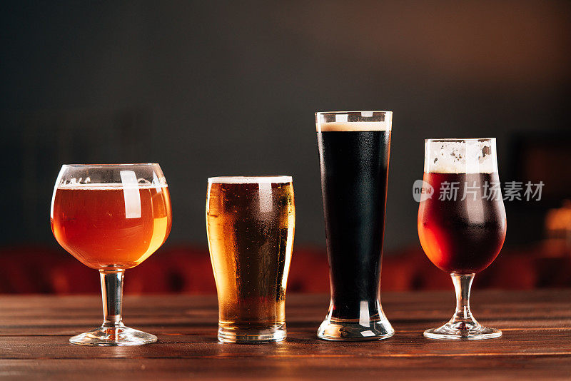 用不同形状的玻璃杯盛不同种类的啤酒
