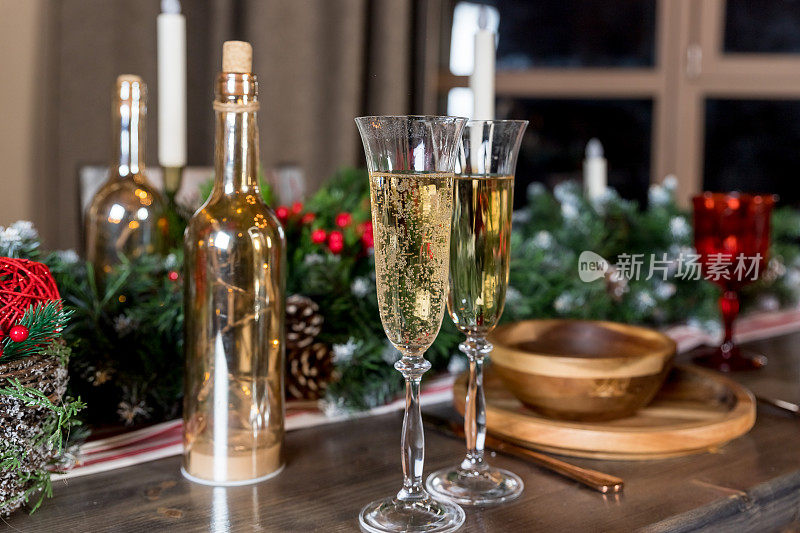 香槟酒杯，圣诞装饰，新年晚餐，豪华家居装饰。香槟和新年装饰。温馨的家，准备过寒假