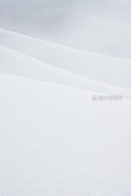 白雪覆盖的山丘