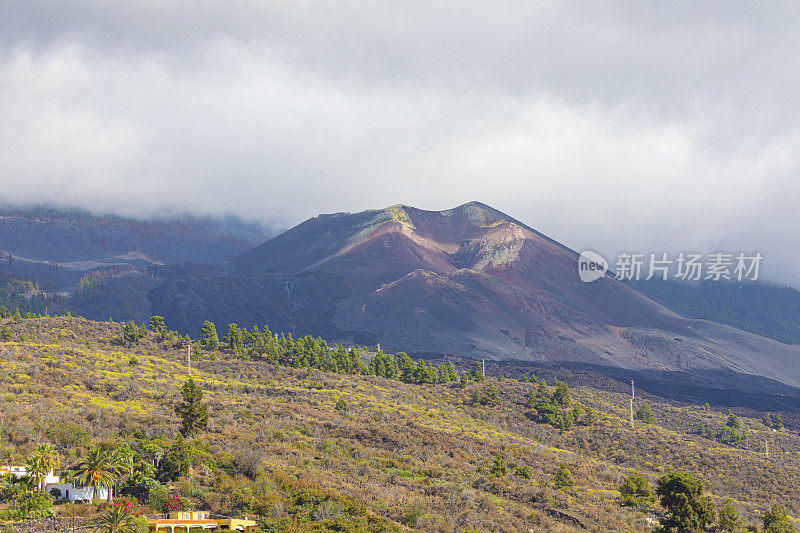 康伯雷别哈火山。火山灰覆盖了埃尔帕索村。