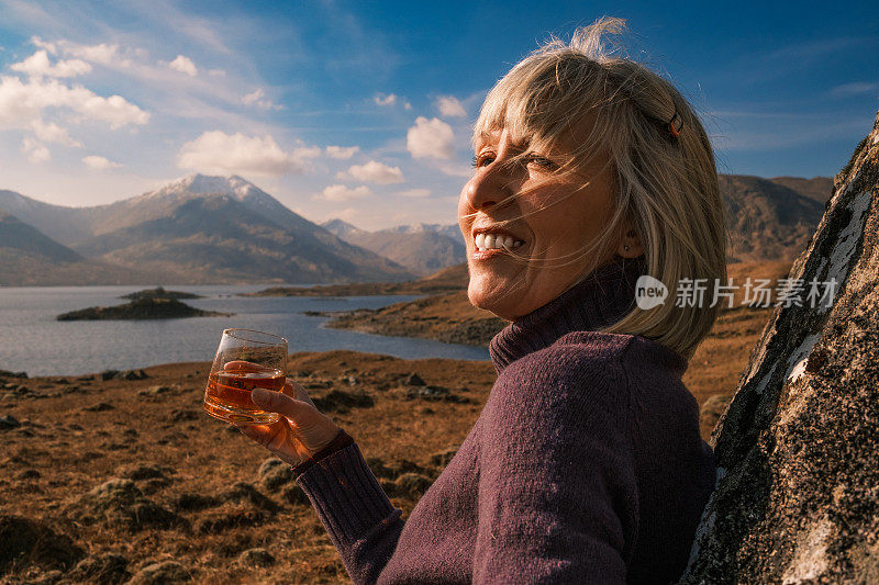 清新的空气，单一麦芽威士忌，苏格兰科伊奇湖的女人