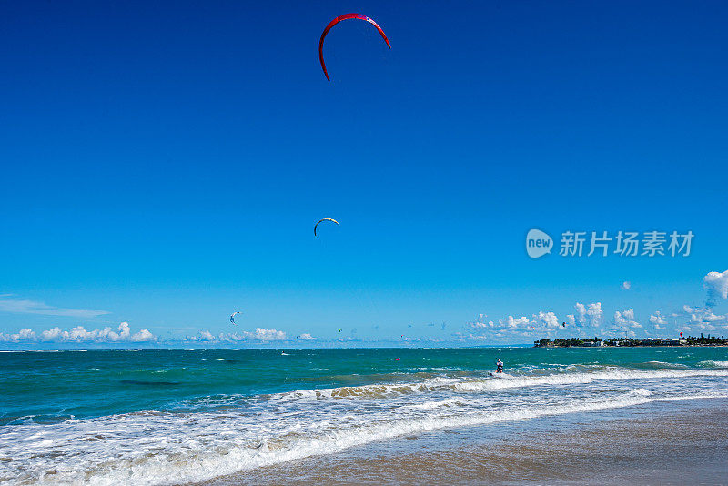 在卡巴雷特海滩玩风筝板的人