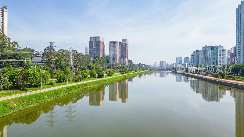 城市里的电力塔