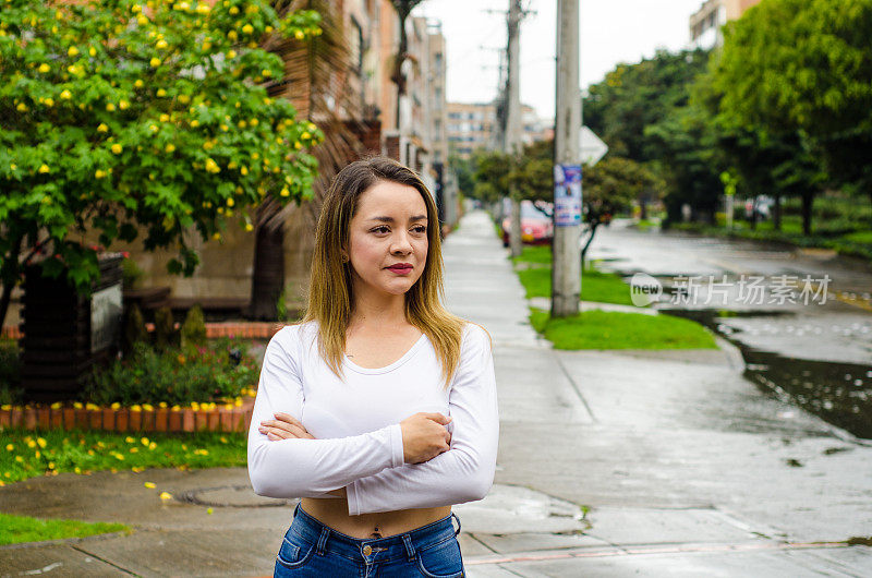 自信的女人在街上望向别处