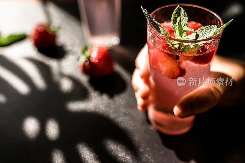 草莓柠檬汁潘趣酒。浓郁的柠檬水和甜美的草莓混合在一起，配以冰块。鲜红的色泽和多汁的草莓片