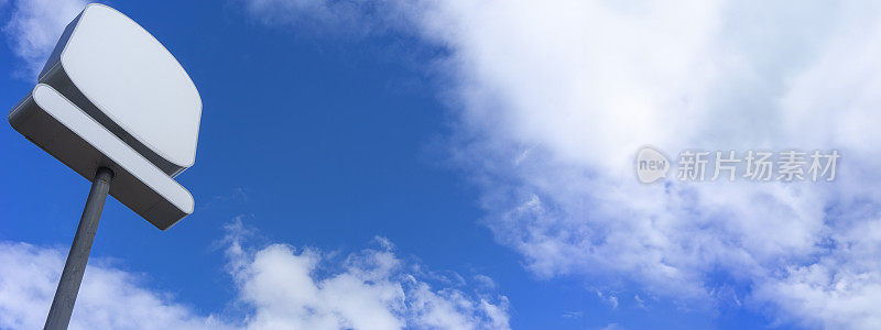 现代街灯映衬着晴朗的蓝天和蓬松的云朵