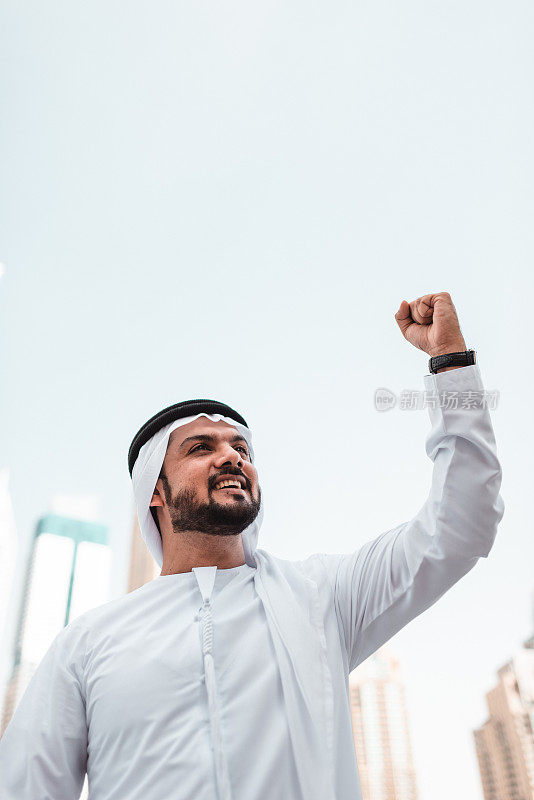 幸福的阿拉伯人在迪拜打手势
