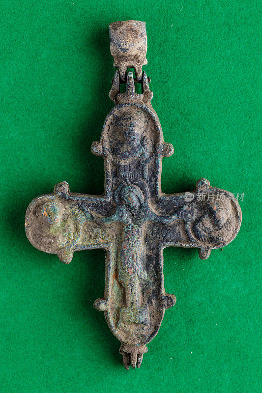徽章是一种中间有一个图标的大奖章。古老的黄铜十字架，斯拉夫文化，二十世纪基辅罗斯。维京时代