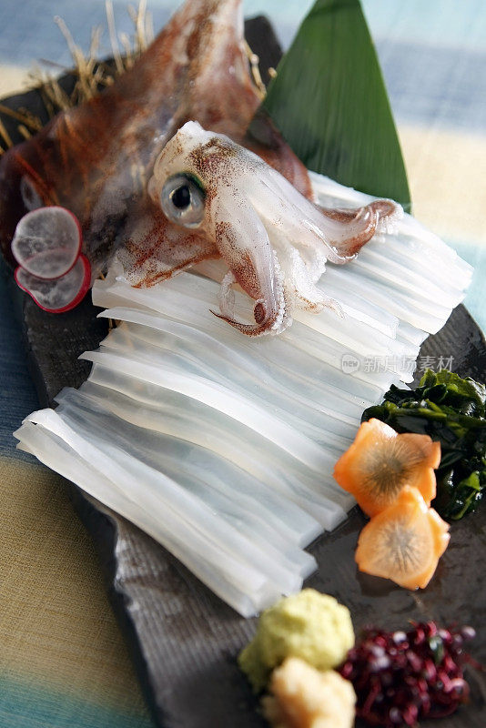 北海道的活鱿鱼刺身