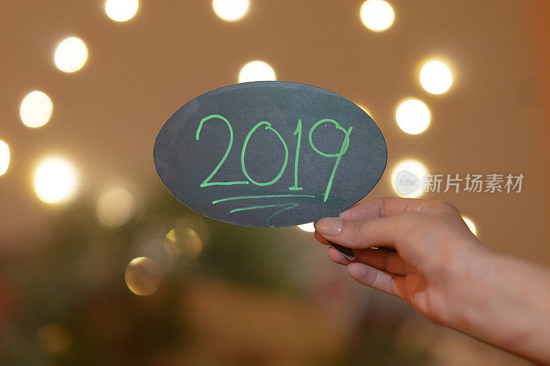 准备迎接2019年新年和圣诞庆祝活动。圣诞灯光背景散景