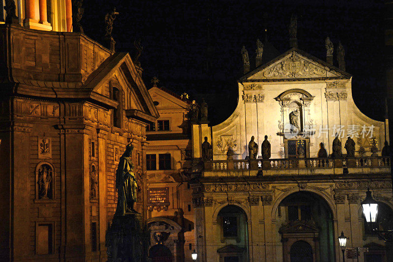 布拉格的建筑物在夜晚灯火通明。