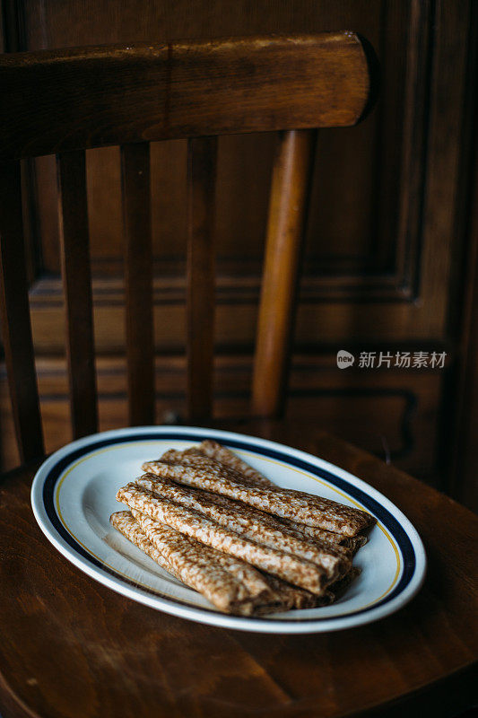 传统的法国煎饼或可丽饼放在旧的乡村椅子上。法国早餐概念