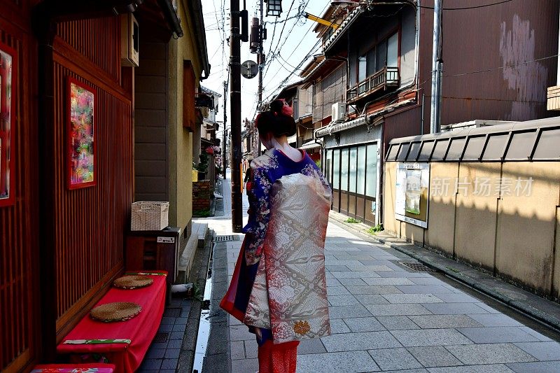 穿着舞子服装的日本女人走在京都祗园街