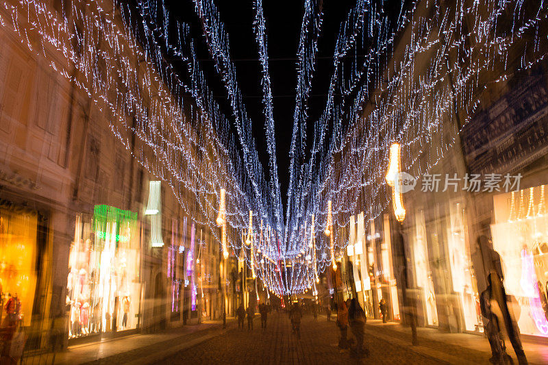 意大利街头的圣诞市场在晚上，模糊的运动灯光