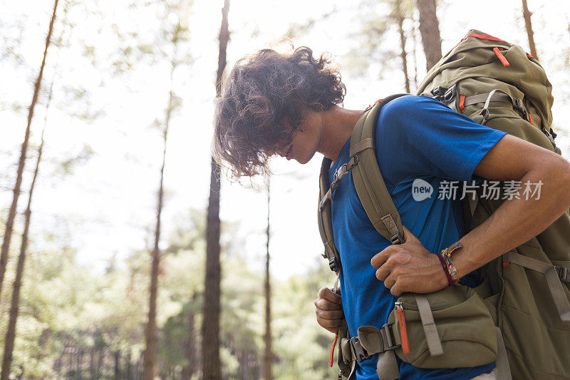 背着背包的年轻旅行者