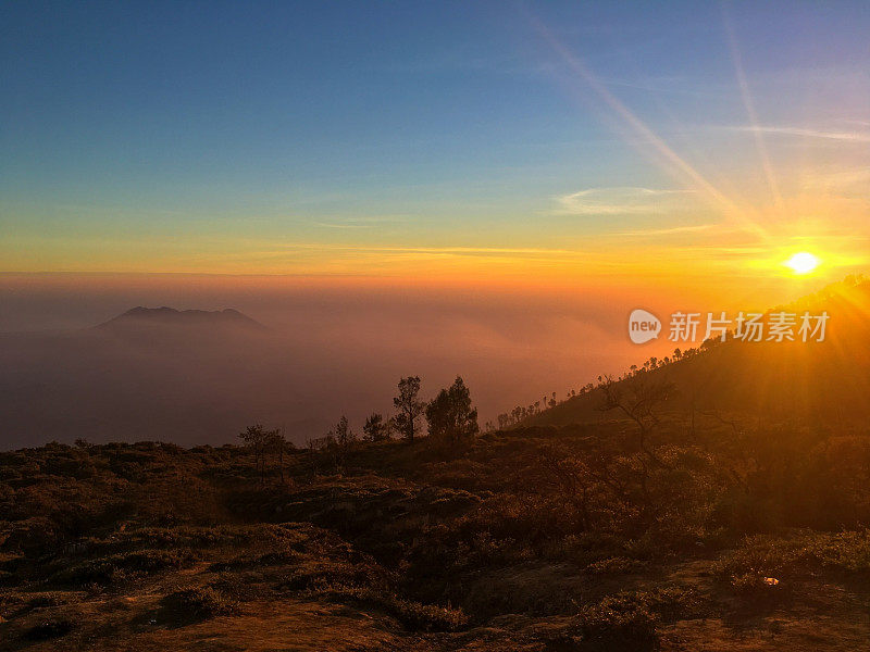 山景卡瓦伊真火山与日落，Banyuwangi，印度尼西亚