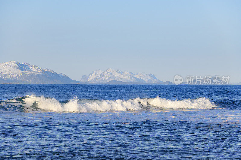 罗浮敦群岛的海浪拍打着Austvagoy海岸