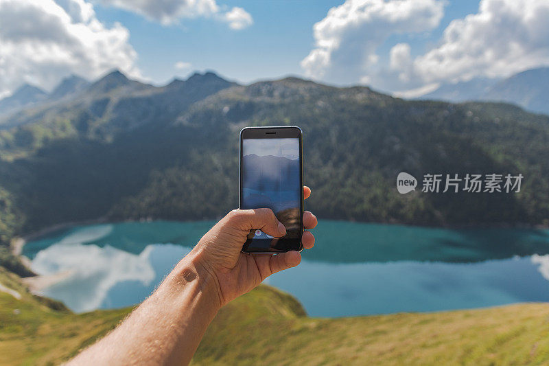 一个年轻人拿着智能手机拍下了一张惊人的全景照片