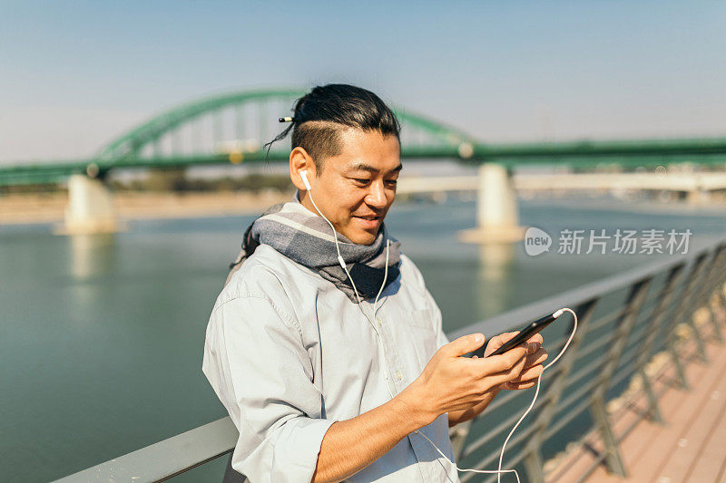 使用手机的日本中年人