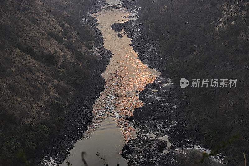 在津巴布韦洛奇峡谷的赞比西河日出