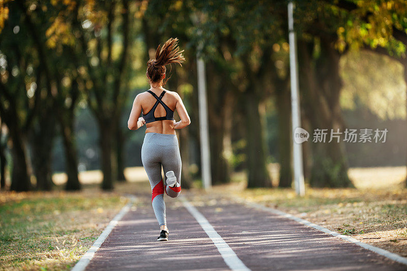 年轻女子在公园慢跑