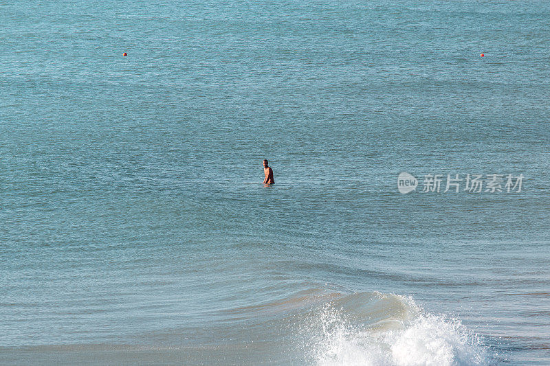 冲浪者坐在海里