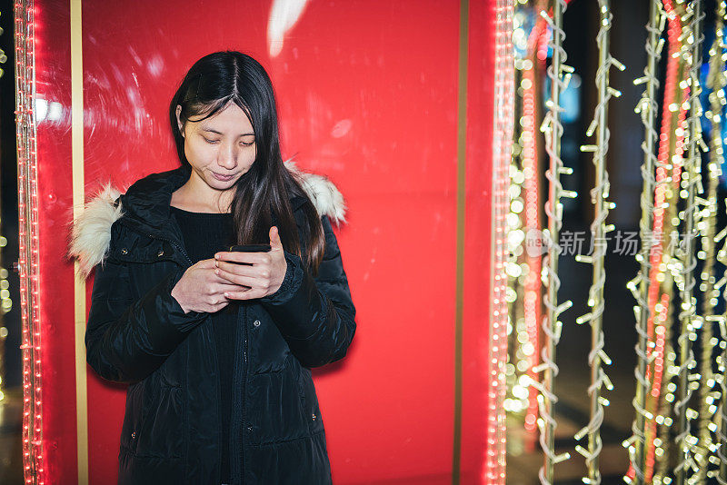 一个女孩在寒冷的夜晚给男朋友发短信