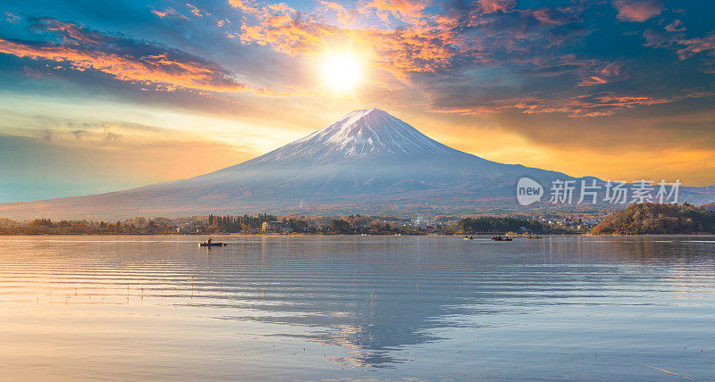 早晨的富士山和川口湖，秋季的富士山在山町。