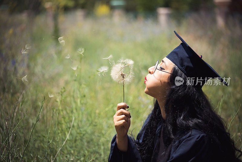 年轻的学生庆祝毕业