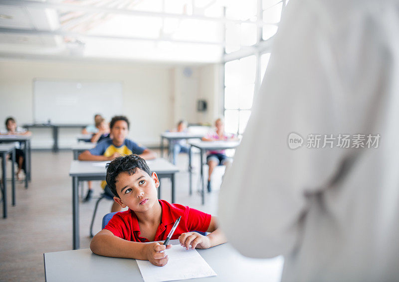 学生在教室里听老师讲课。