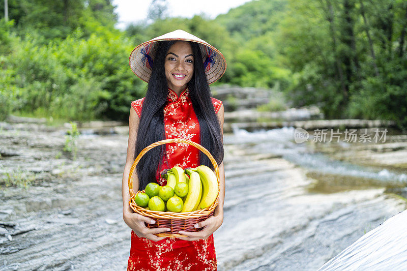 一个拿着水果篮子的中国妇女