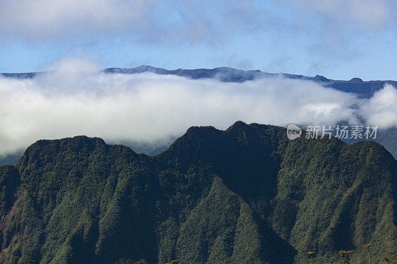 山峰在云中，岛团圆