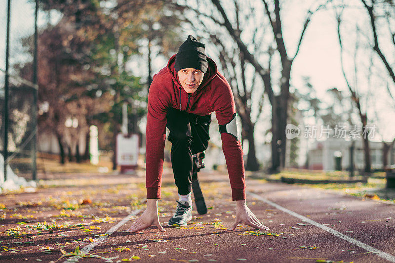 带着假腿的男人在户外跑步