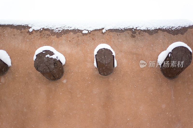 圣塔菲(NM):暴风雪中的老土房(特写)