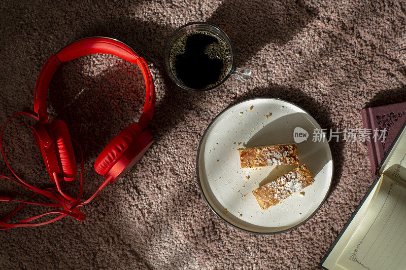 休息时间:零食、书籍和耳机