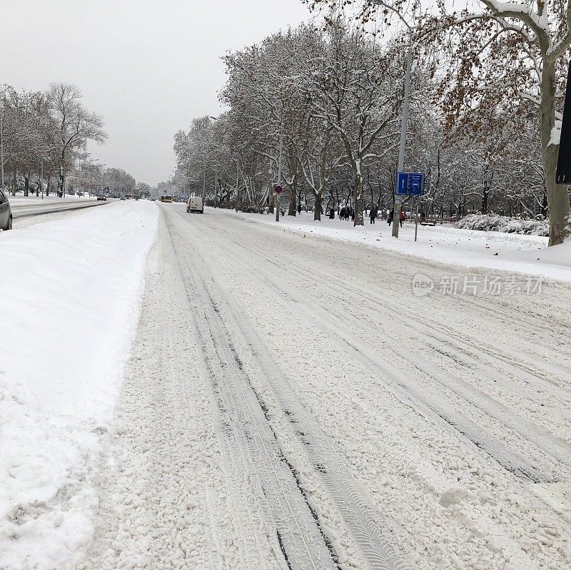 被雪覆盖的道路