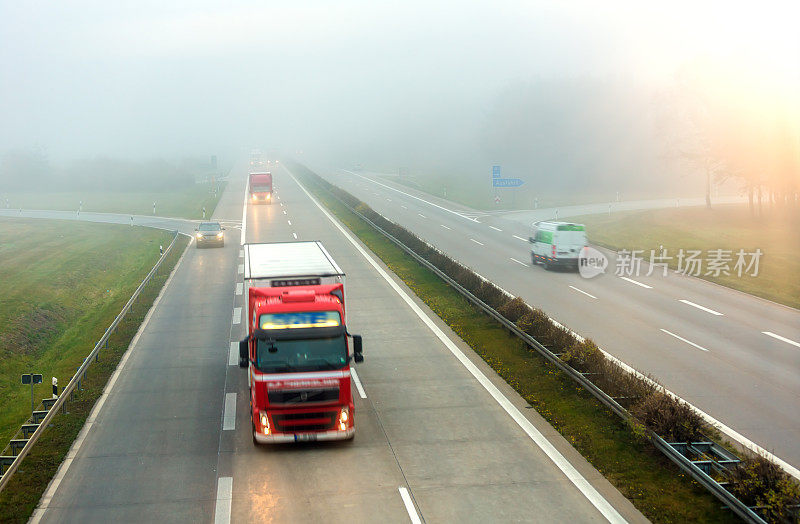 有雾的高速公路