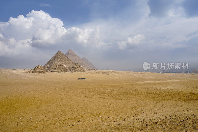 骆驼商队在埃及金字塔前。