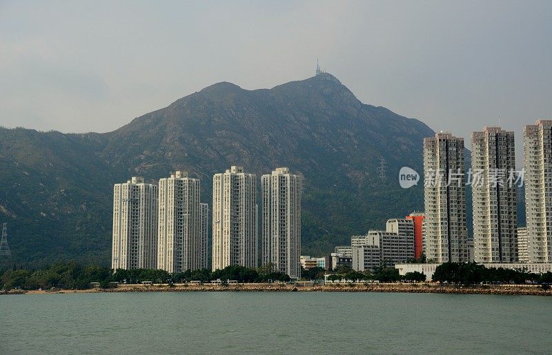 俯瞰香港屯门市的青山