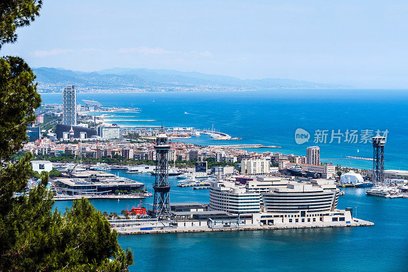 Vell港和城市景观从蒙久伊克在巴塞罗那(加泰罗尼亚)，西班牙