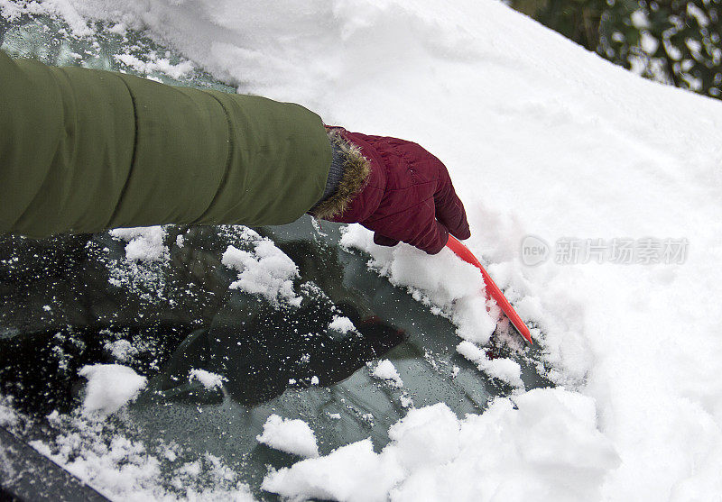 雪下的汽车